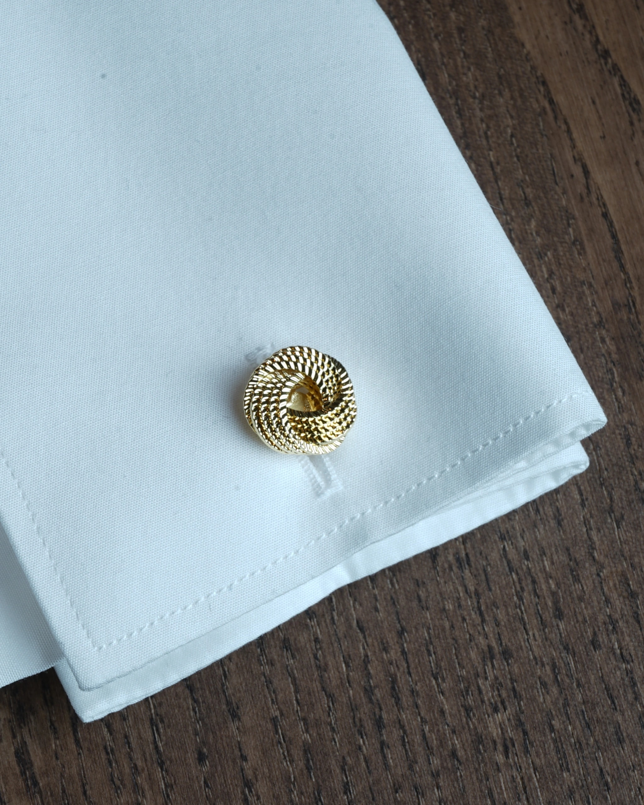 flettede-gyldne-manchetknapper-4x4-03