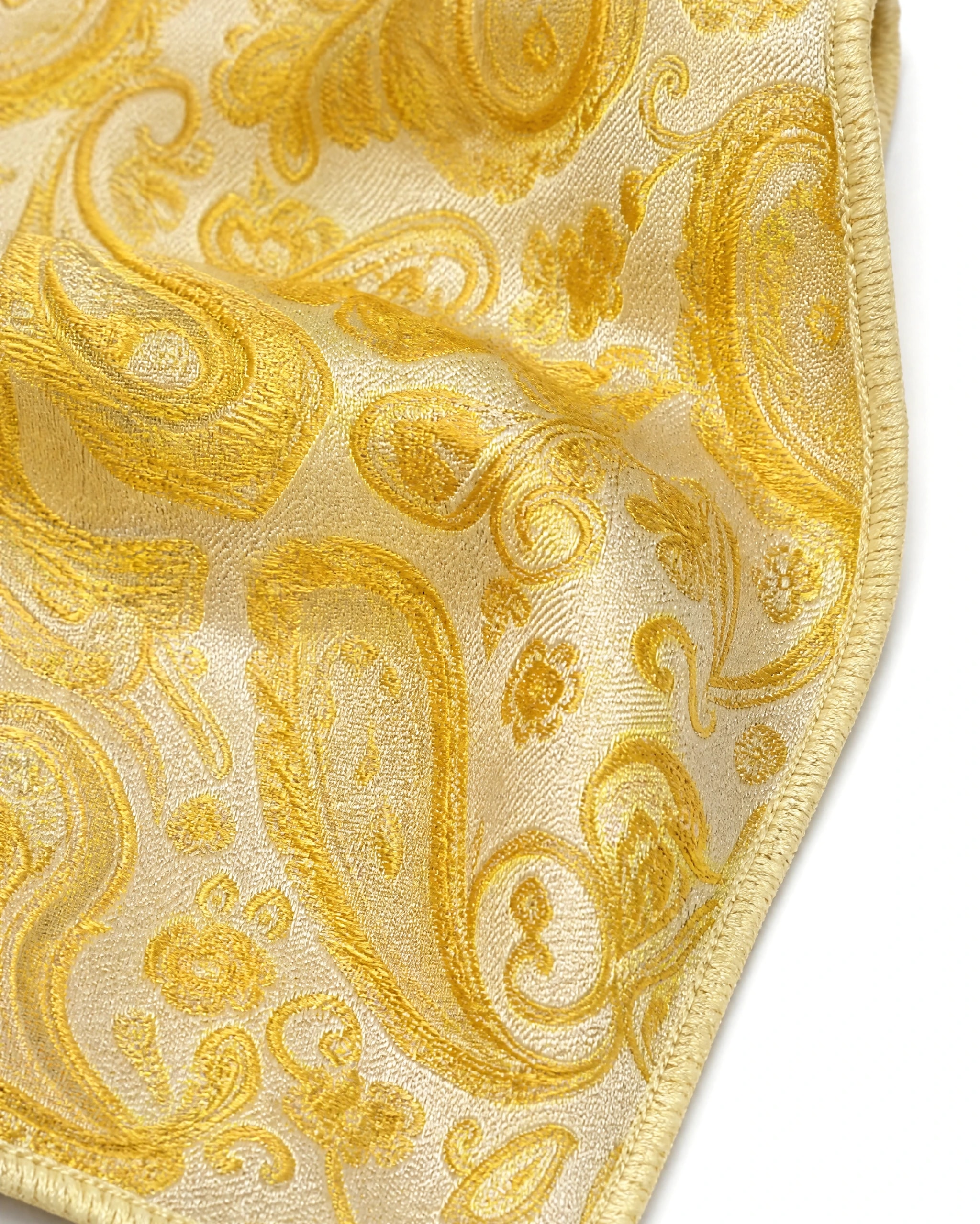 lommeklud-i-gul-paisley-silke-01