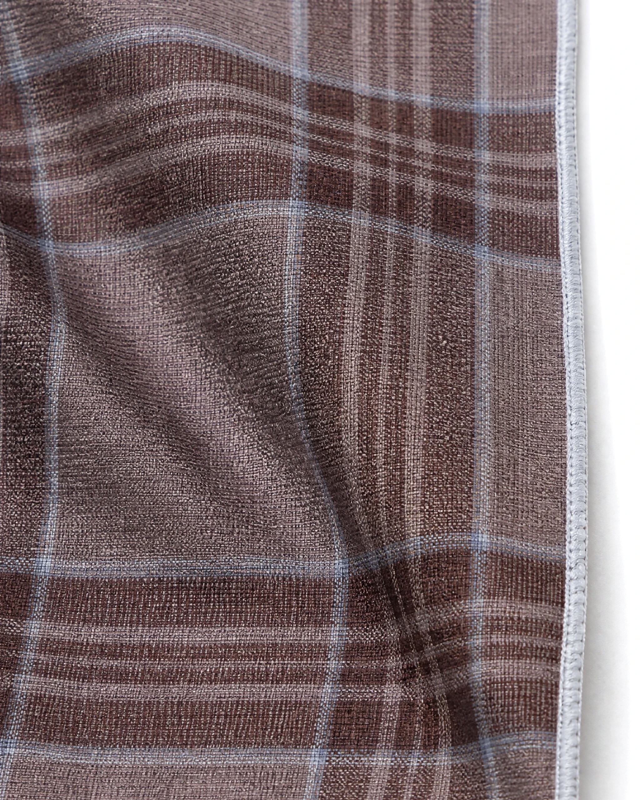 lommetoerklaede-i-brun-silke-02