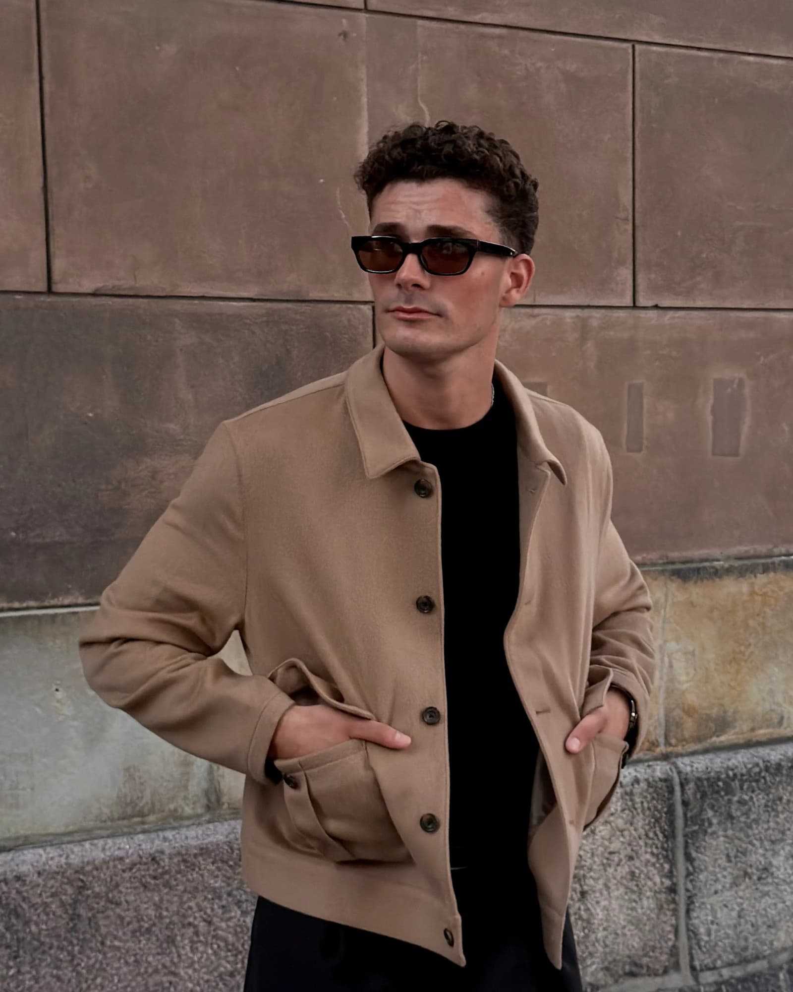 The Scandinavian Flight Jacket - forfra med hænderne i lommerne