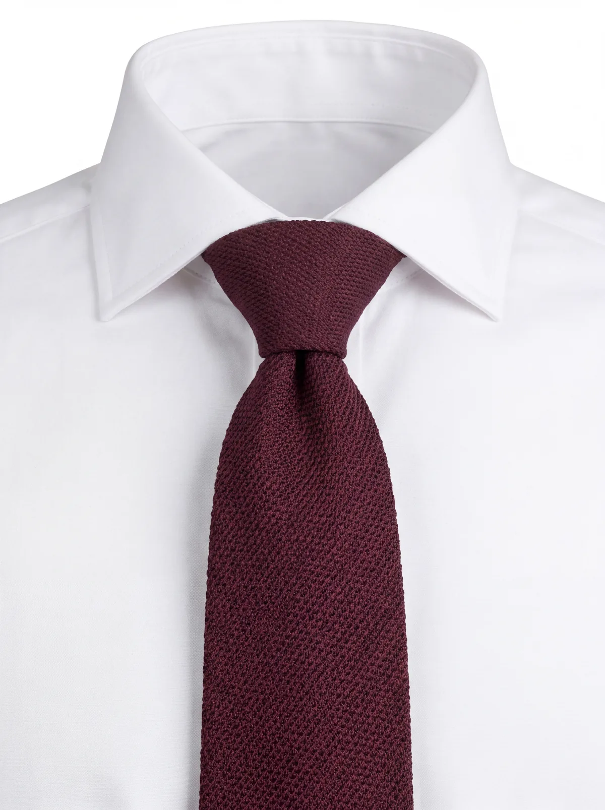 Bordeaux grenadineslips bundet i en dobbelt windsor