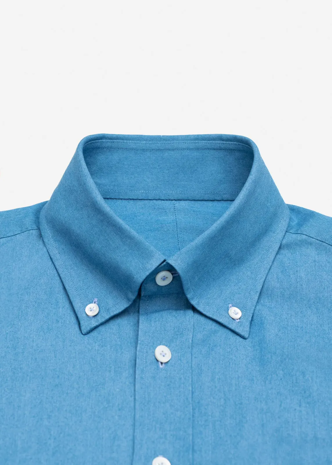 Blå denimskjorte med button-down-krave