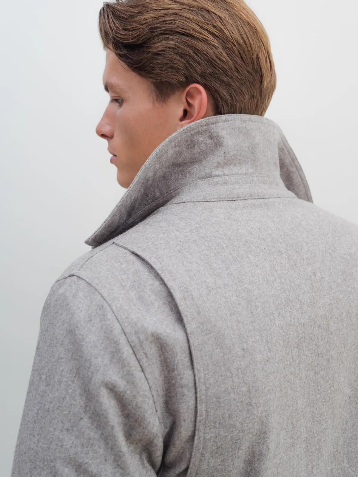 Grey field jacket with the stand collar turned up, seen from behind