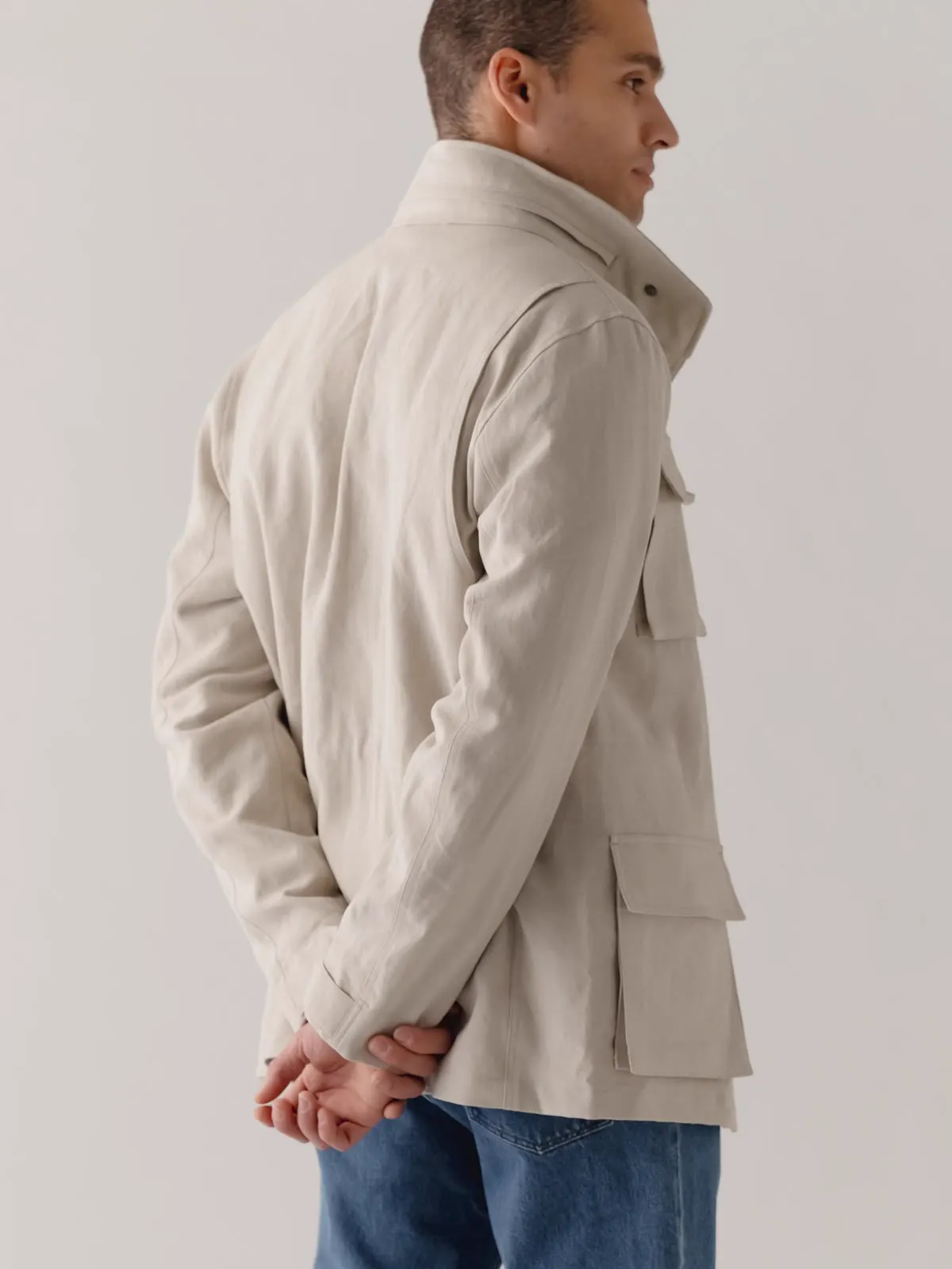 Lys field jacket med ståkrave set bagfra over jeans