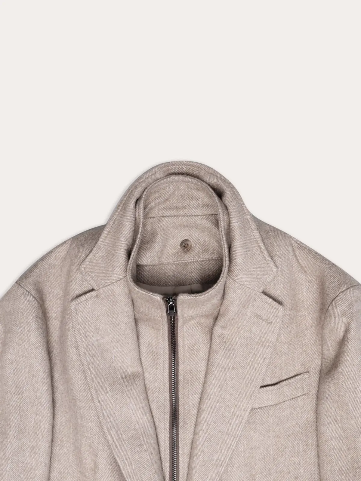 Light hybrid jacket with the inner layer zipped up to the neck