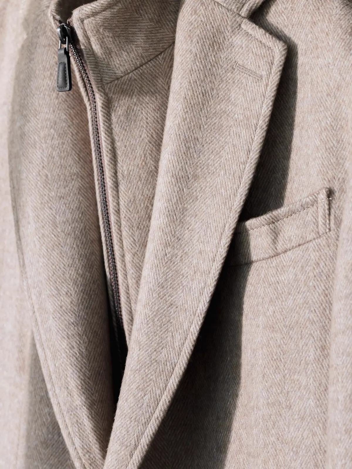Close-up of the lapel and inner layer with a zip on a light hybrid jacket