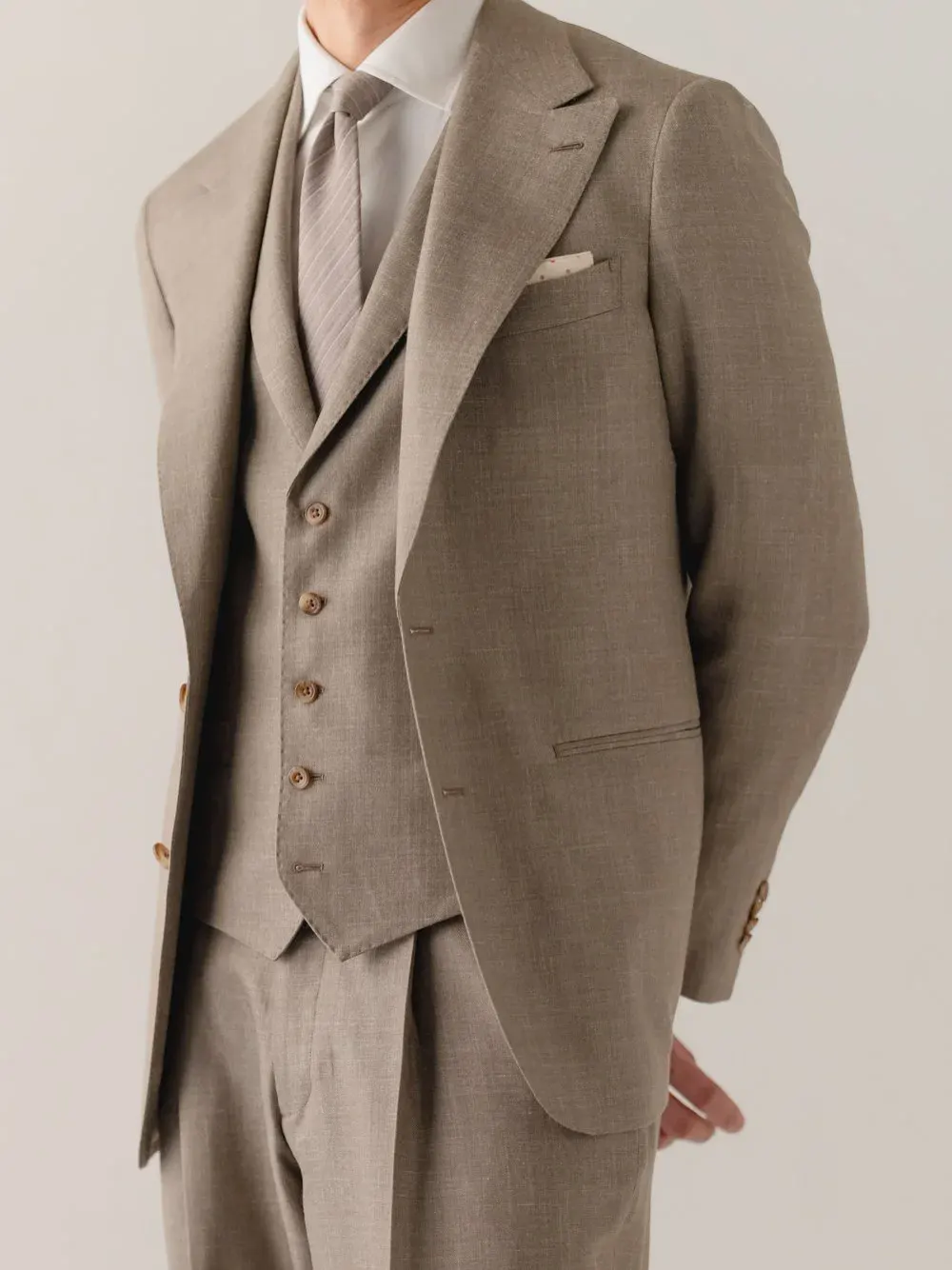 Taupe jakkesæt med vest, 3/4-figur