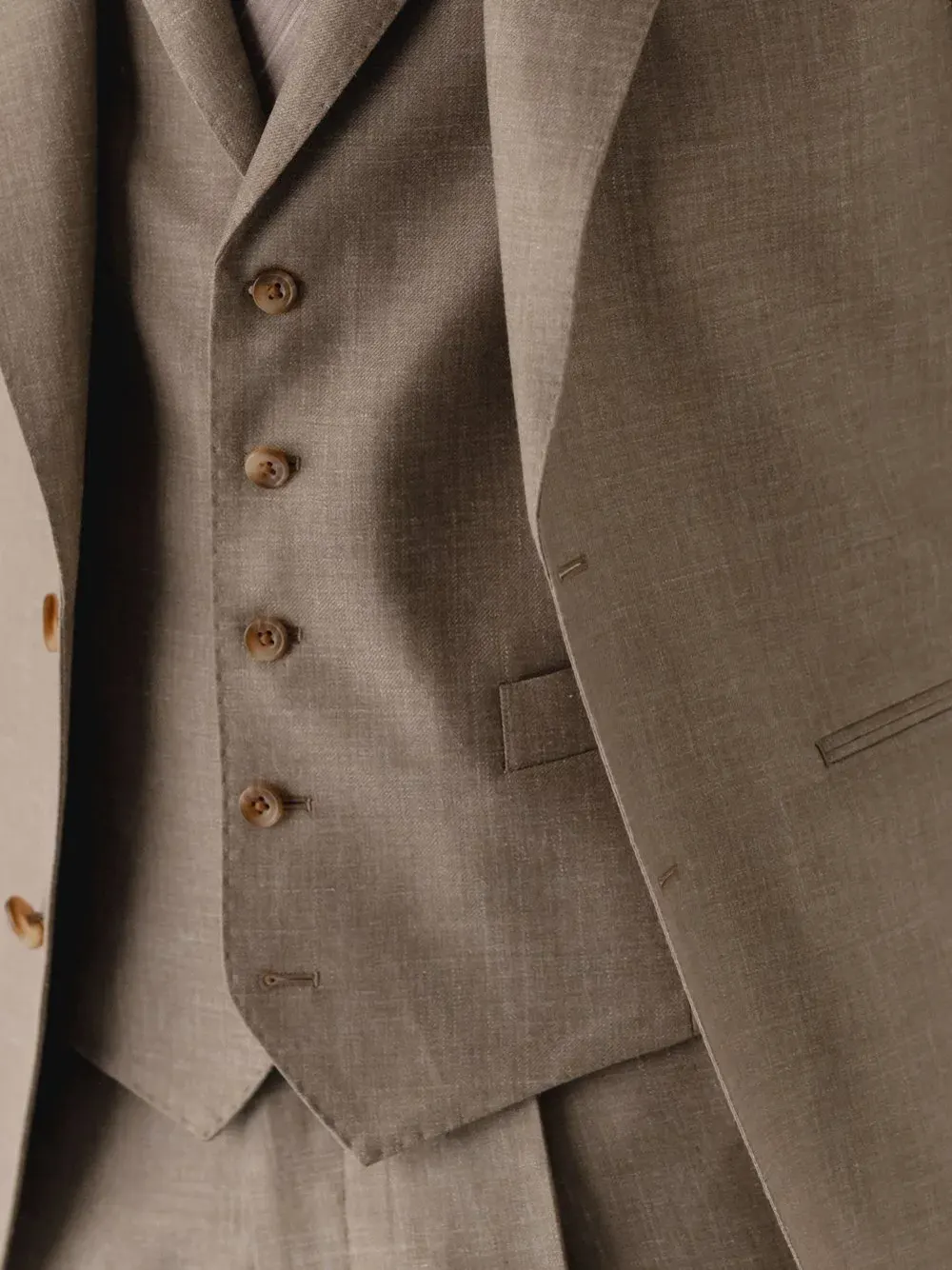 Nærbillede af taupe vest med knapper