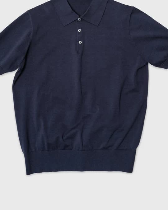 Navy strikpolo lagt flad, med ribkant i bunden