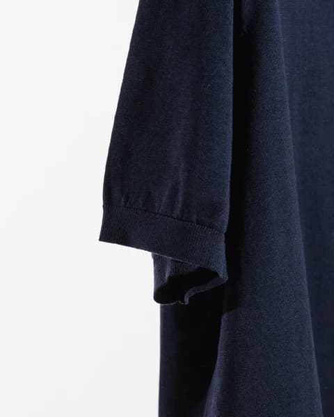 Ribstrikket ærmekant på navy strik-t-shirt i bomuld