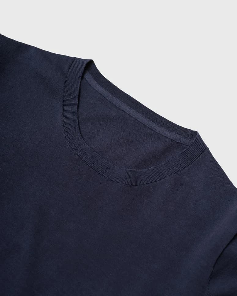 Ribstrikket halskant på navy strik-t-shirt, tæt på