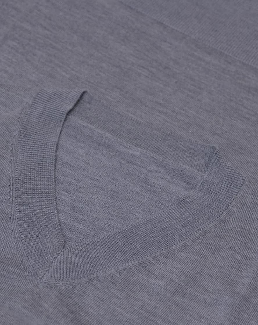 Ribkant langs V-udskæringen på grå merino V-neck, tæt på