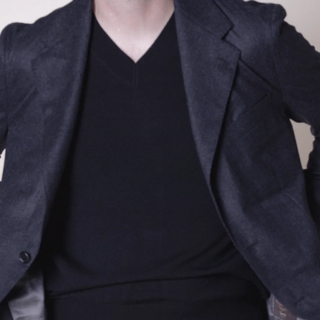 Sort V-neck i merino under mørk blazer