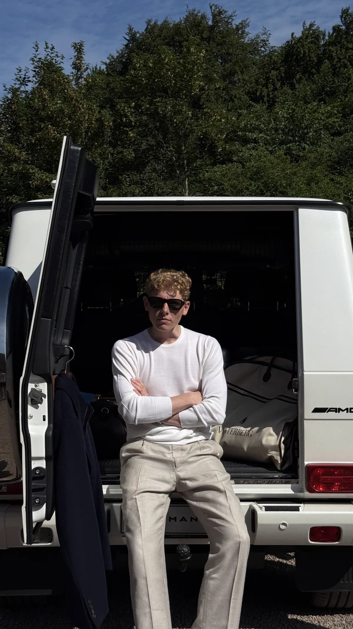 Hvid merino crewneck ved en hvid G-klasse