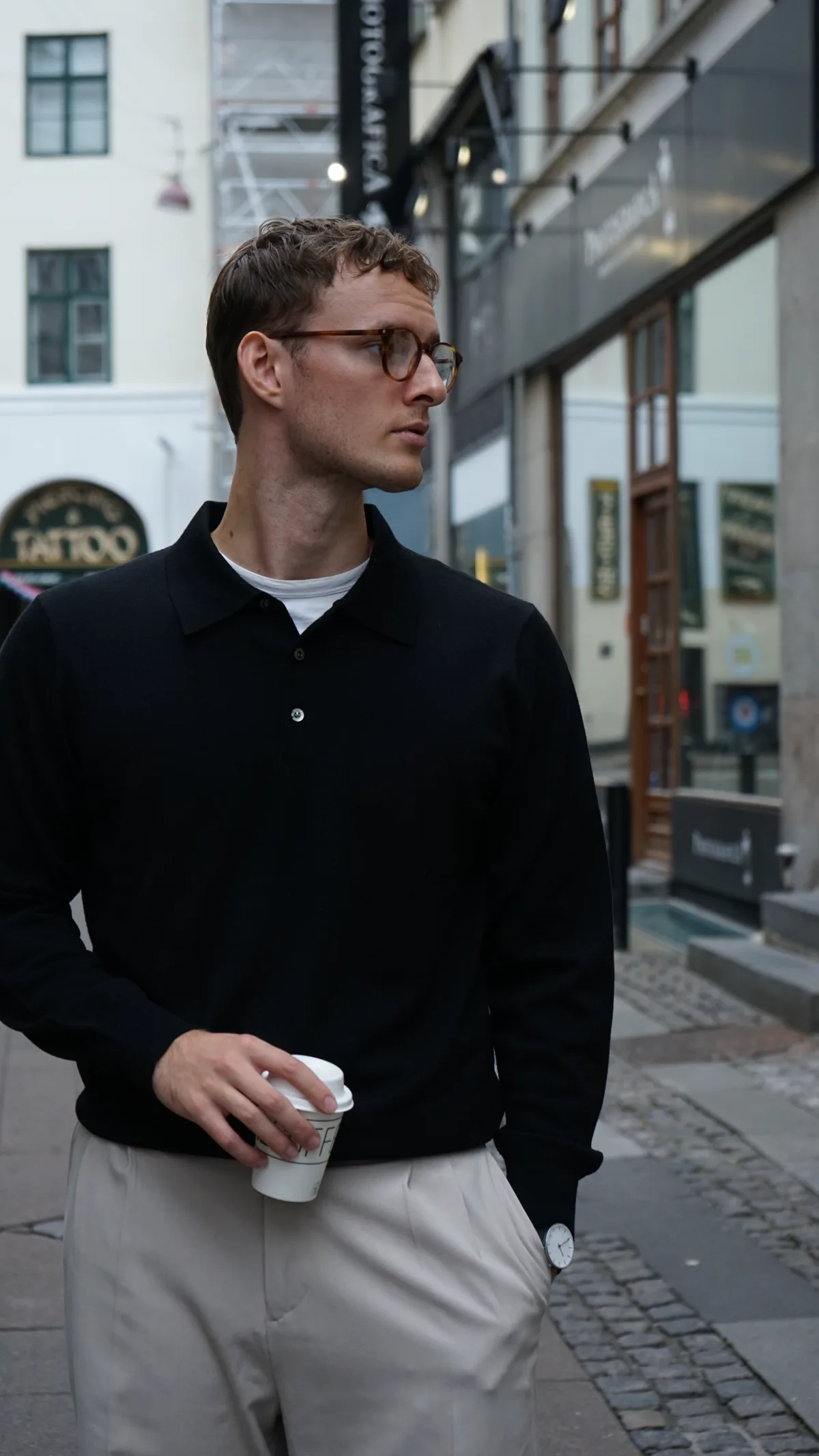 Sort langærmet merino-polo på model i København