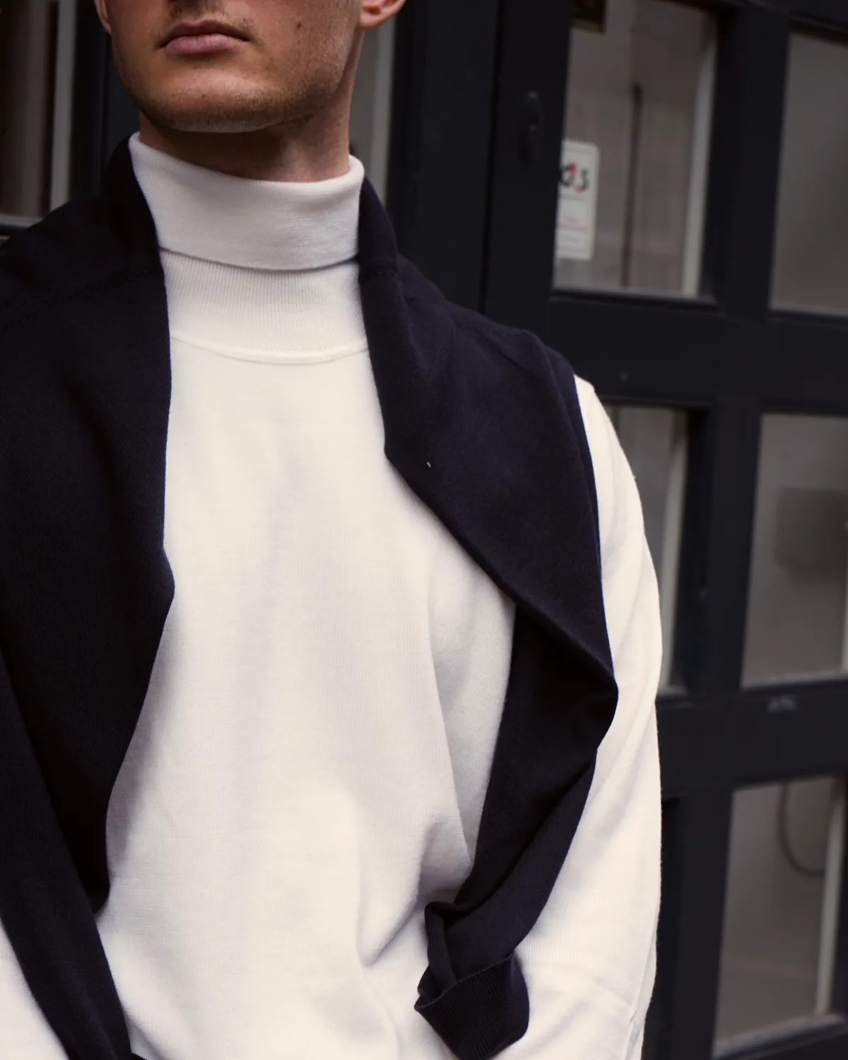 Off-white merino-rullekrave lagdelt med navy strik