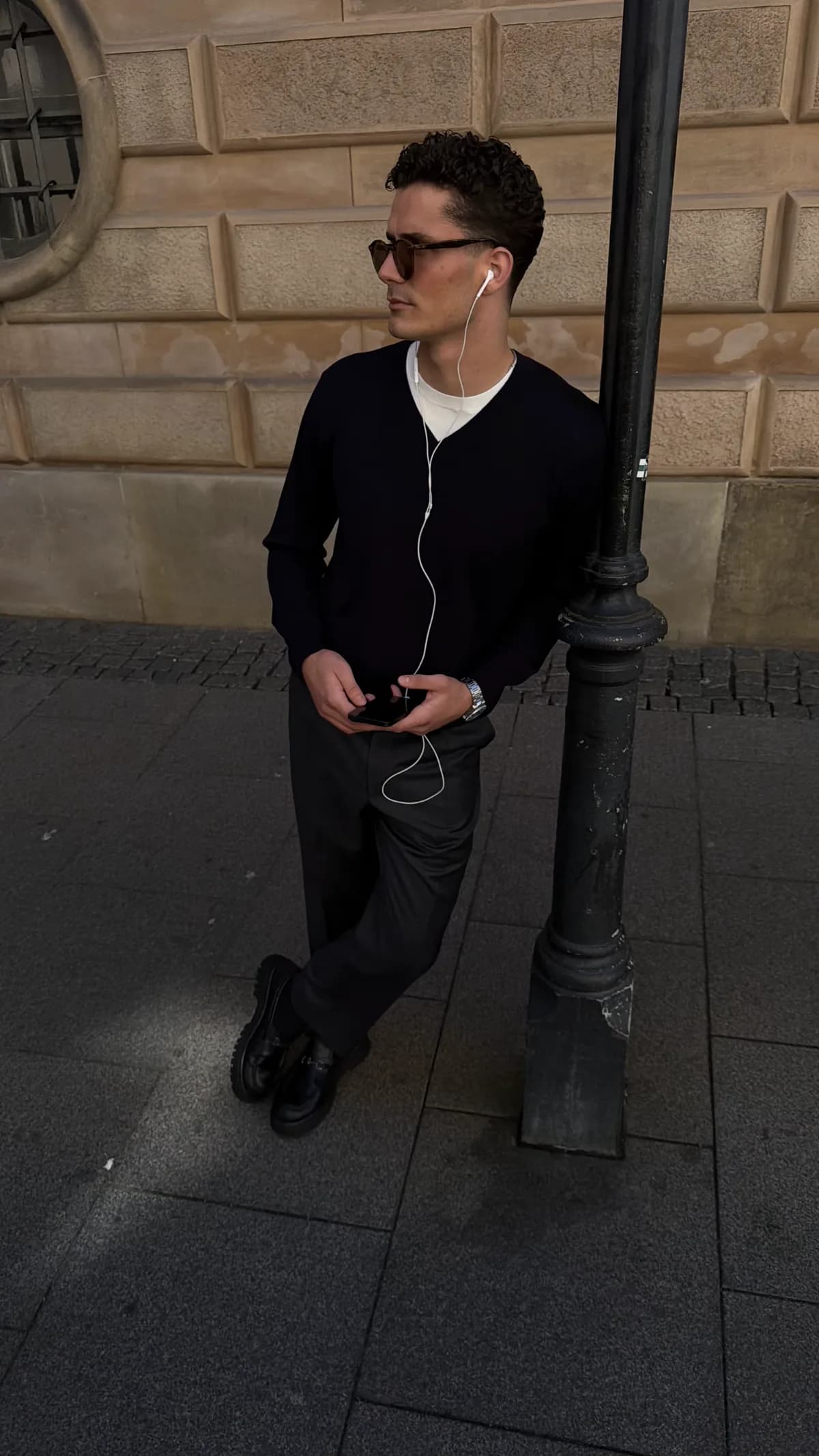 Navy merino V-neck ved lygtepæl, hel figur