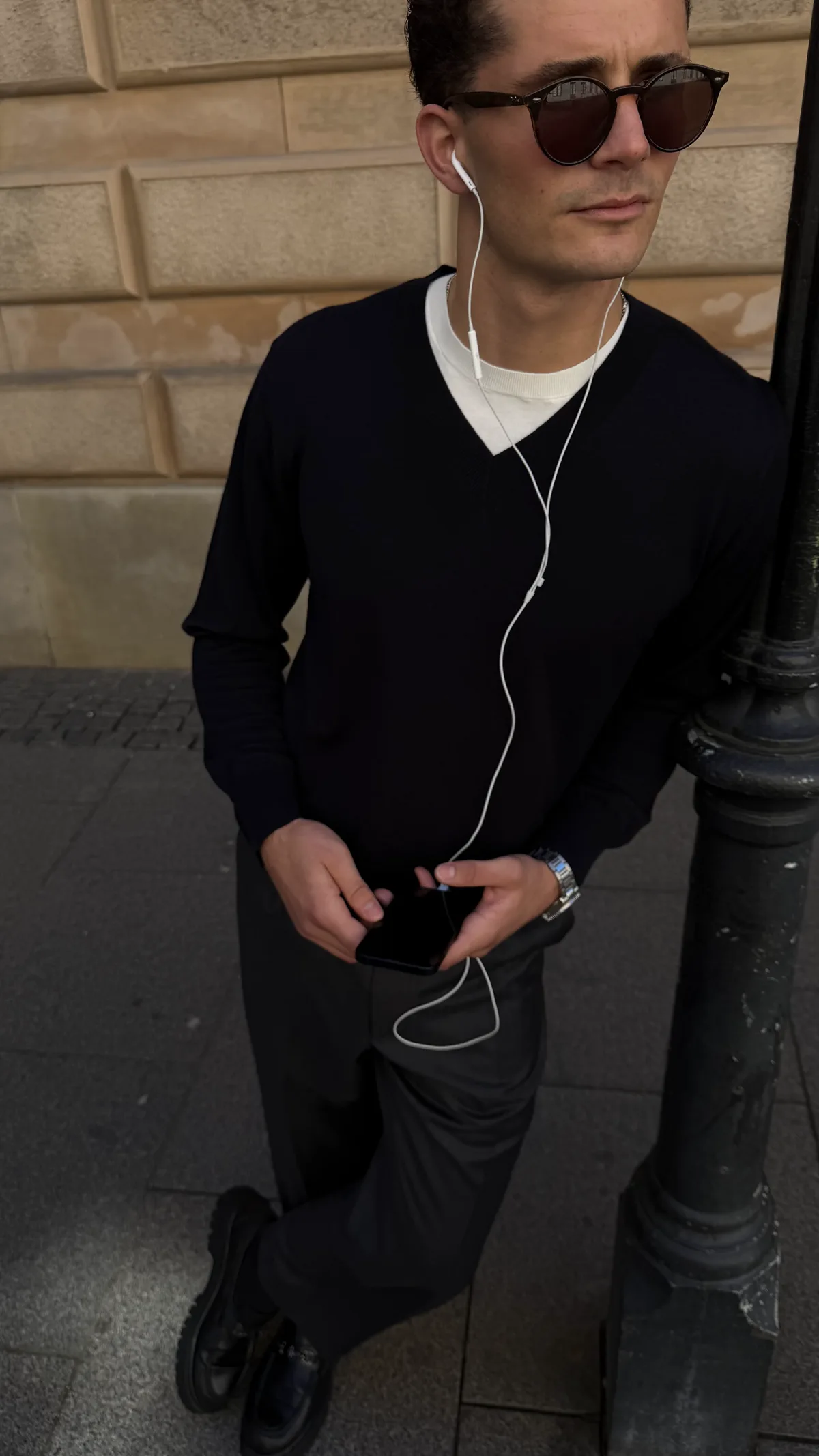 Navy merino V-neck over hvid tee, tæt på