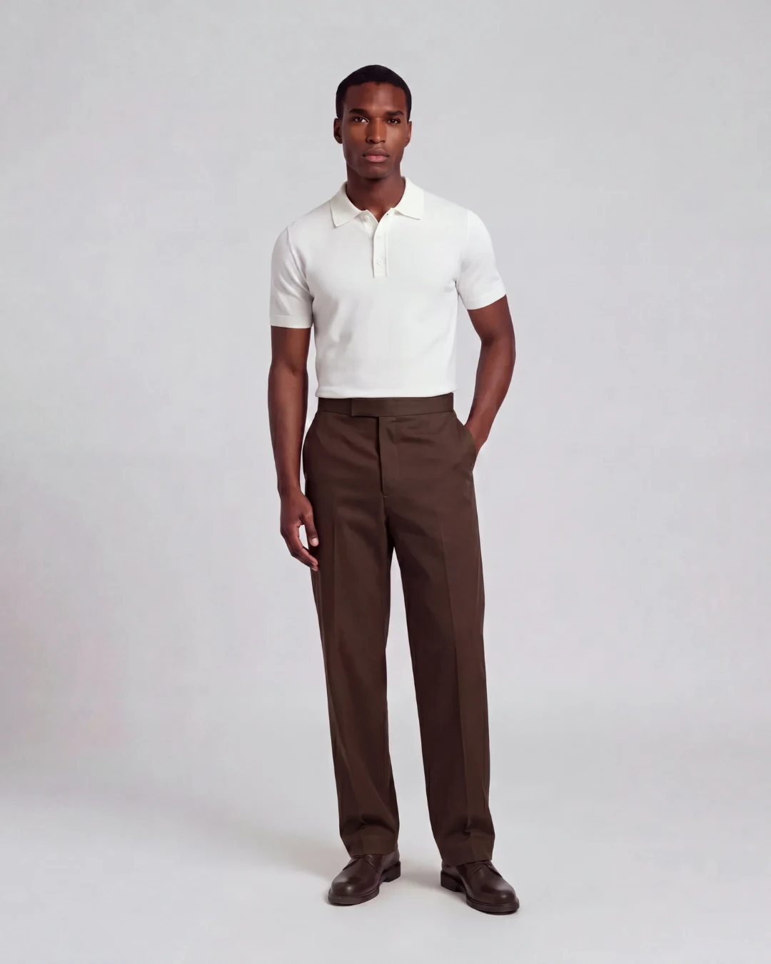 Personlig designer - casual look i hvid polo og brune bukser