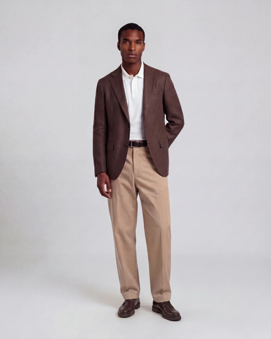 Personlig designer - formel look i brun blazer og beige bukser