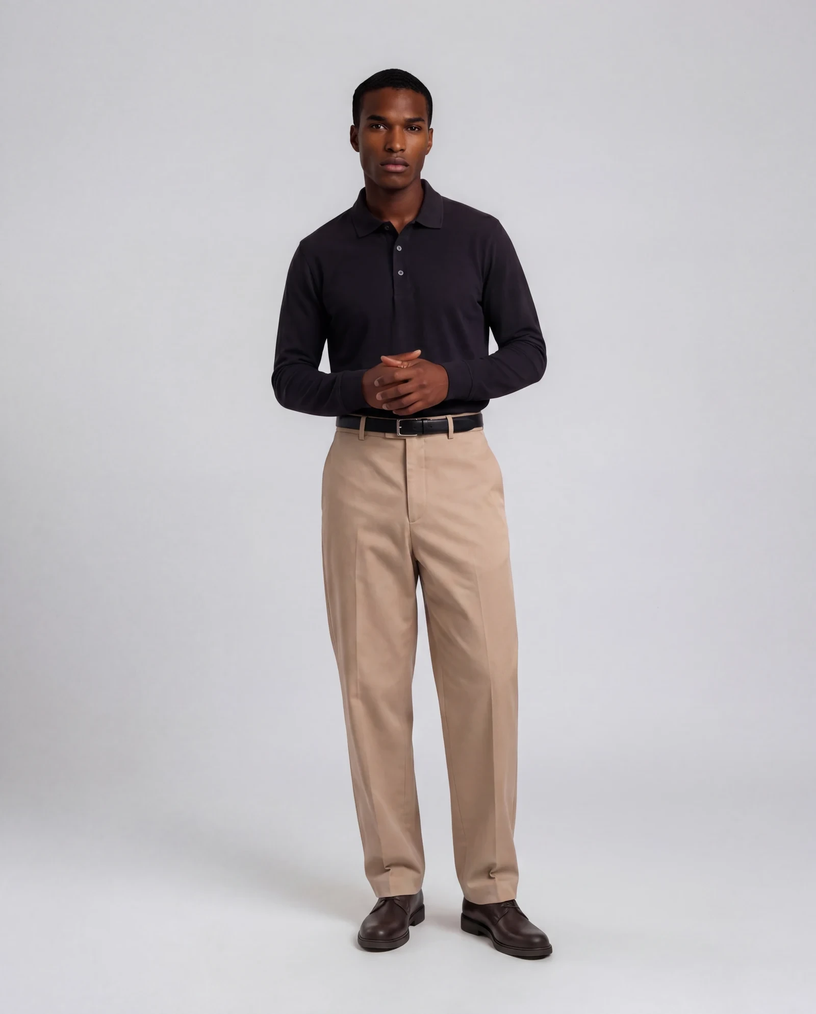 Look 04 - sort langærmet merino-polo over lyse chinos