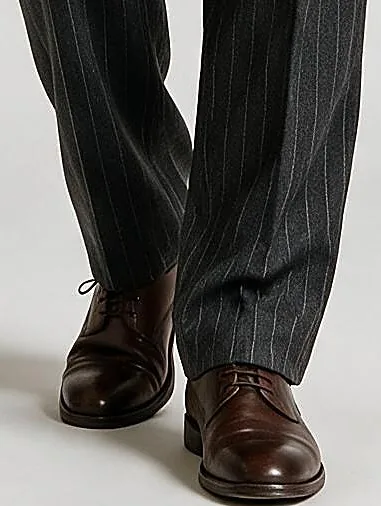 Mørkegråt pinstripe dobbeltradet jakkesæt, detalje af buksebunden