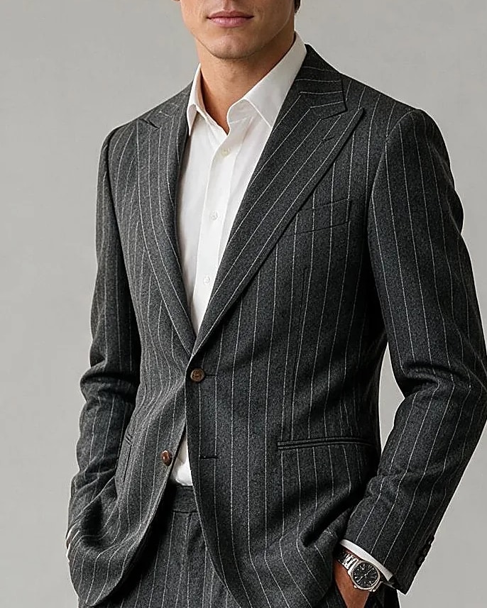 Mørkegrå pinstripe jakkesæt, detalje af kraven