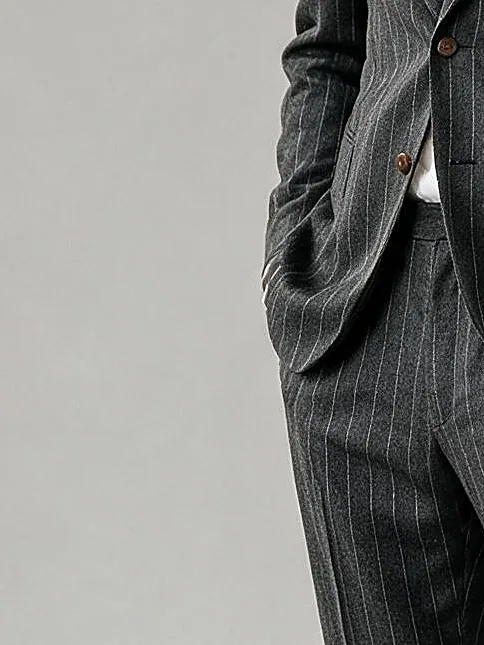 Mørkegrå pinstripe jakkesæt, detalje af manchetten