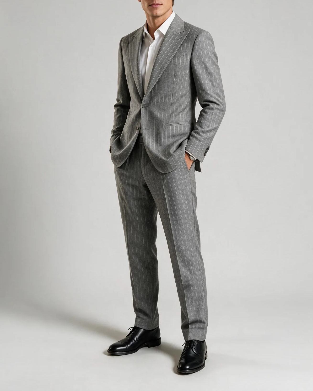 Gråbrun chalk stripe Super 110s jakkesæt, på model