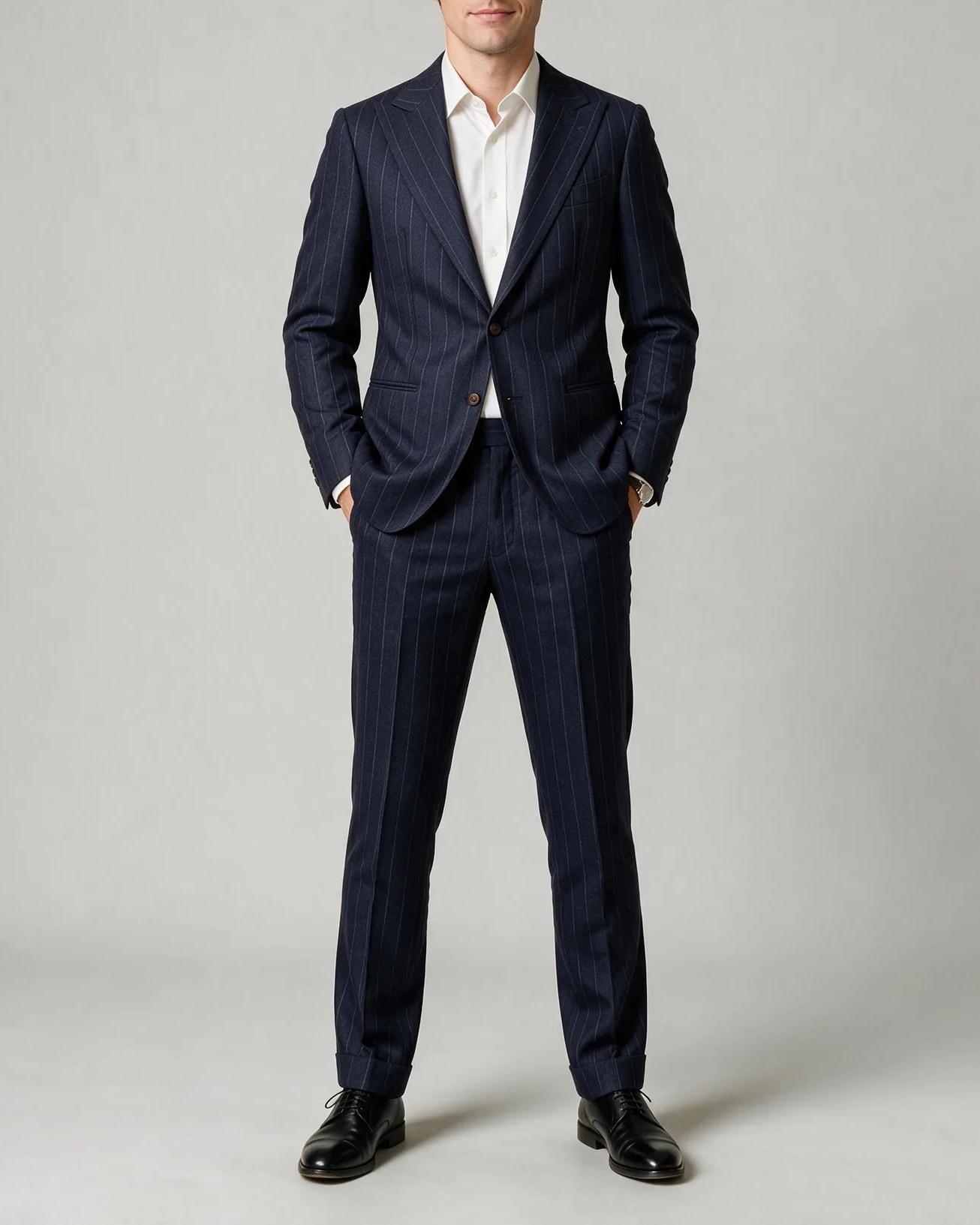 Mørk marineblå pinstripe jakkesæt, på model