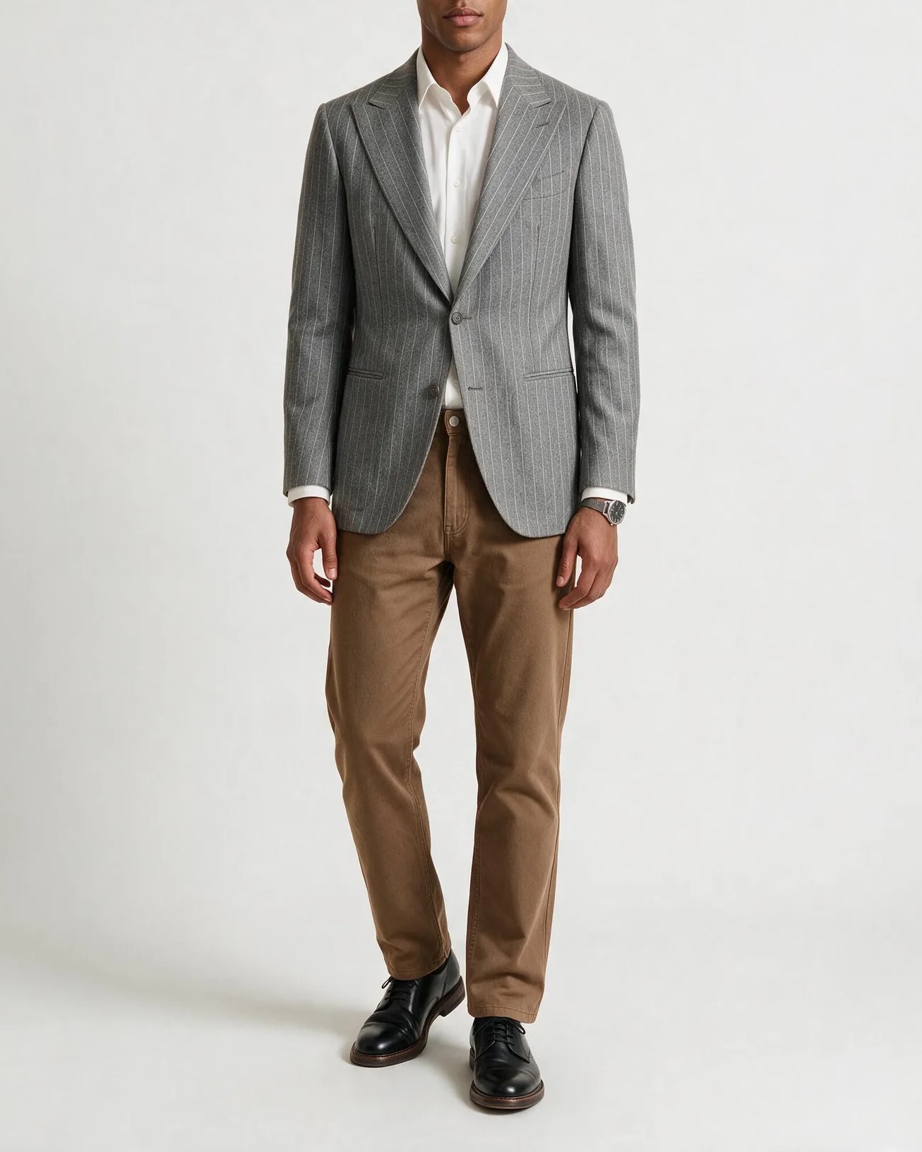 Gråbrun chalk stripe Super 110s jakke, på model
