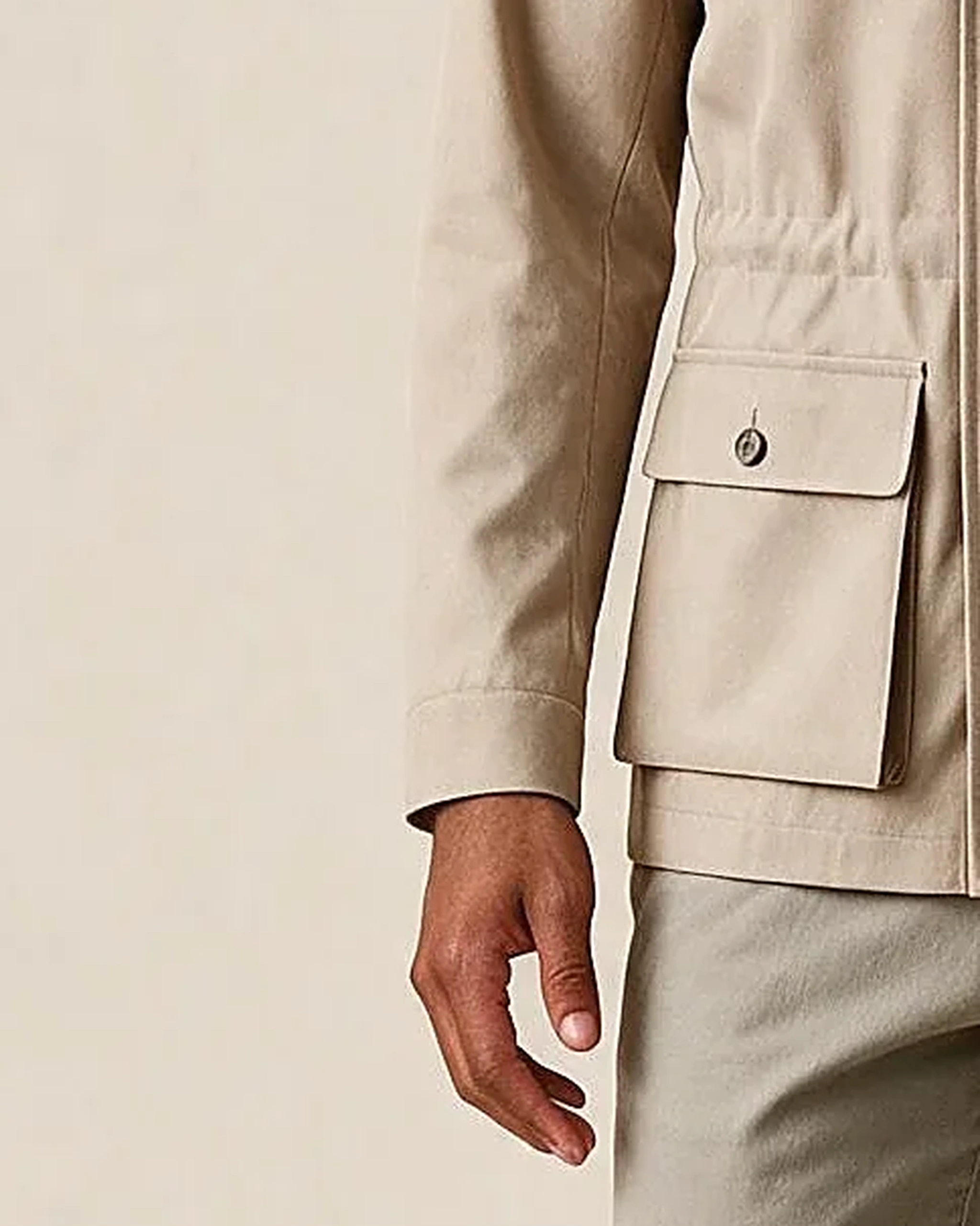 Stenfarvet Field jacket, detalje af manchetten