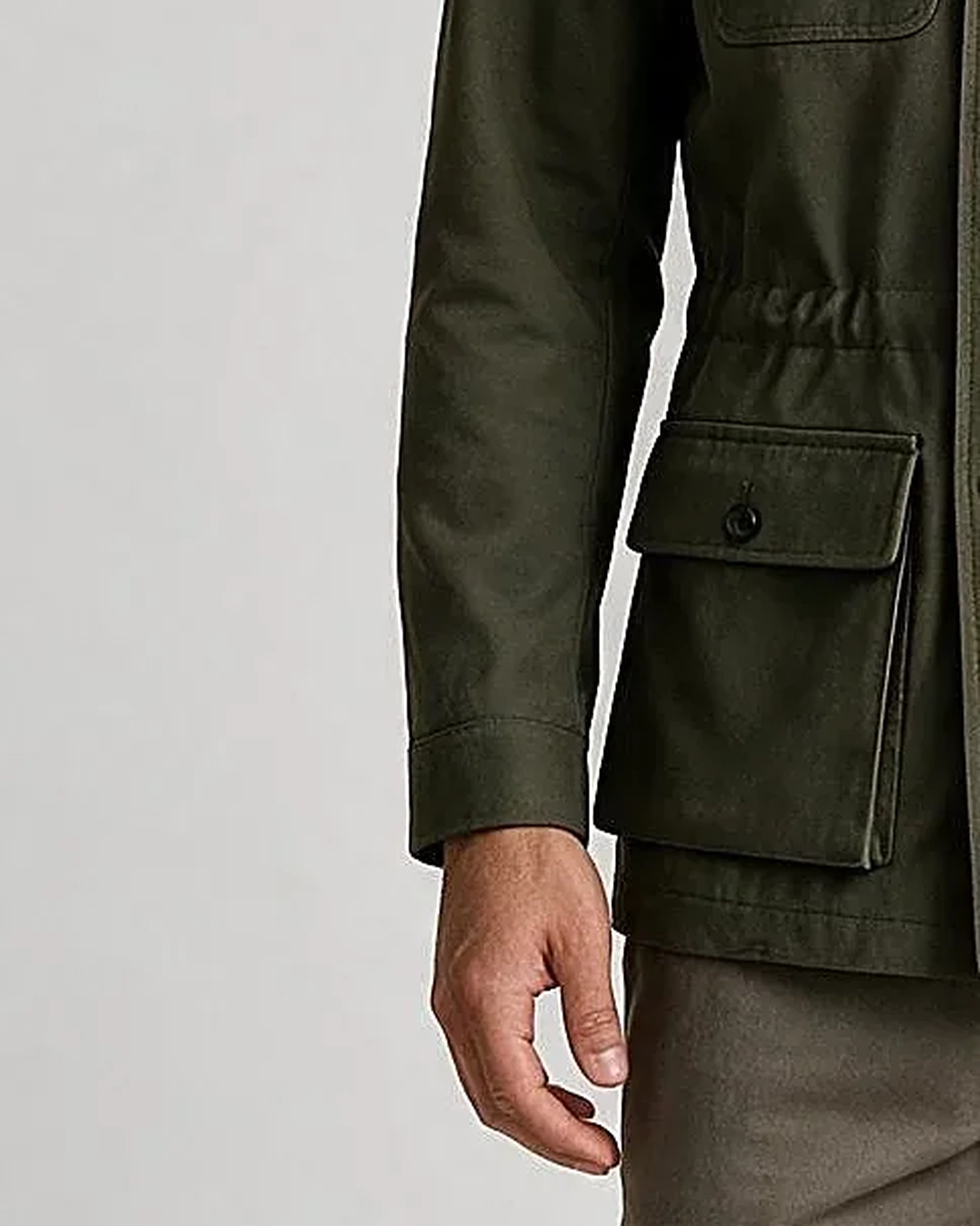Mørk oliven Field jacket AW26, detalje af manchetten