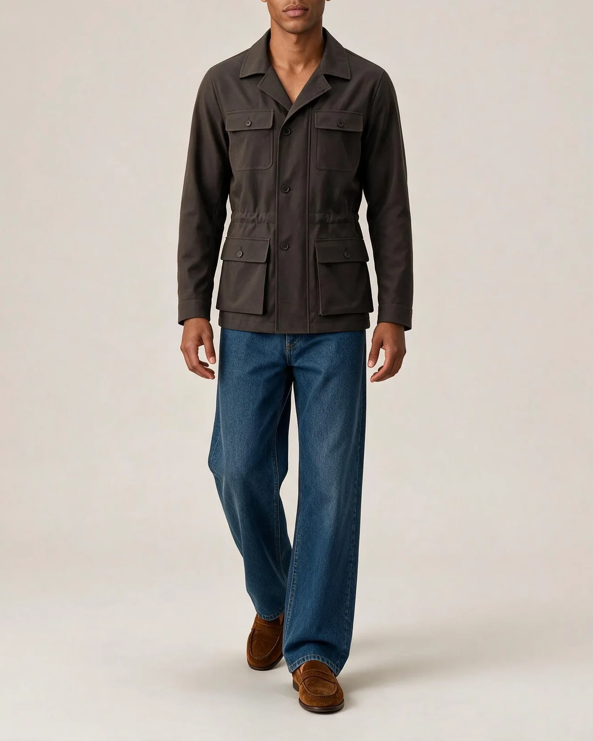 Mørk gråbrun Field jacket, på model