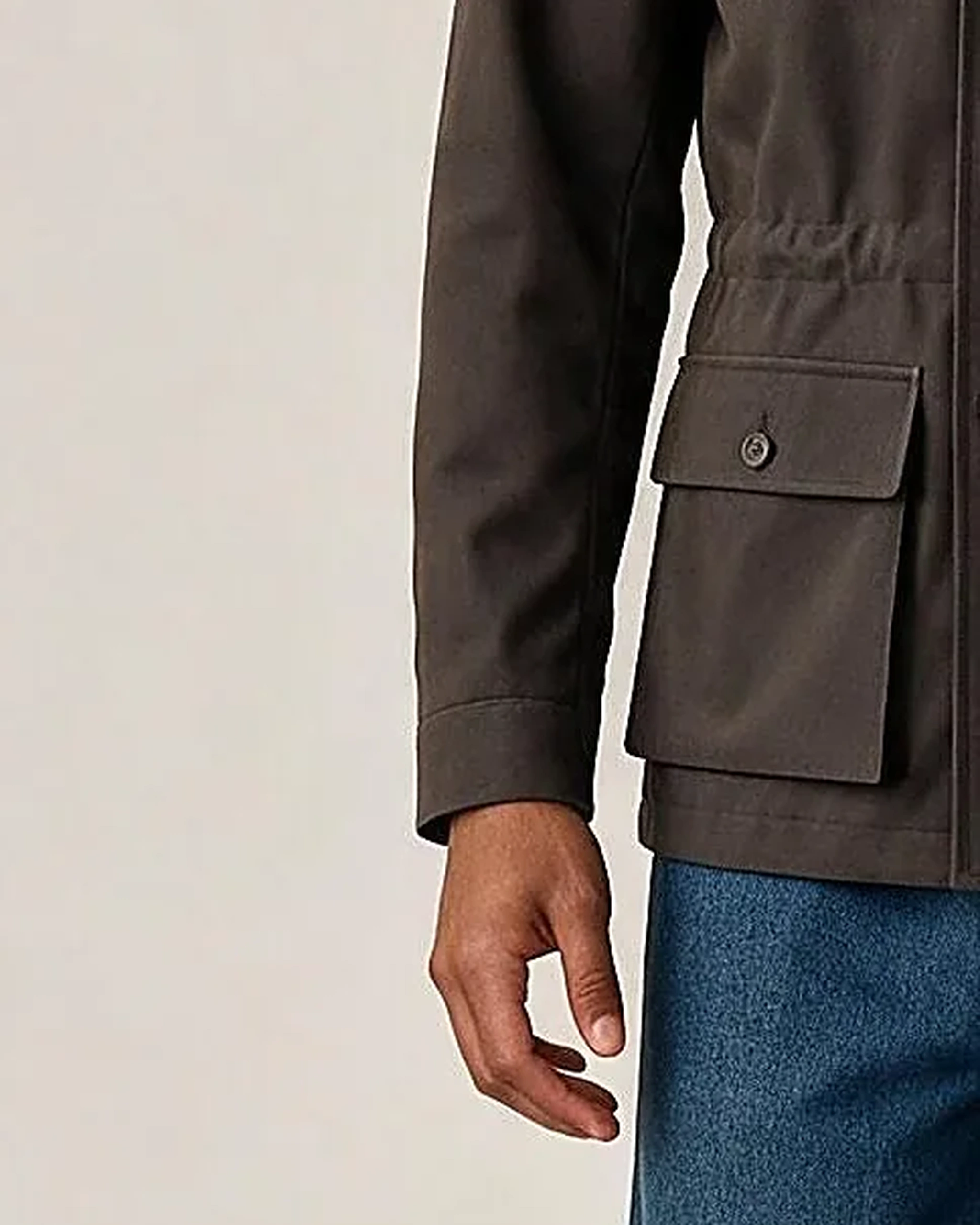 Mørk gråbrun Field jacket, detalje af manchetten