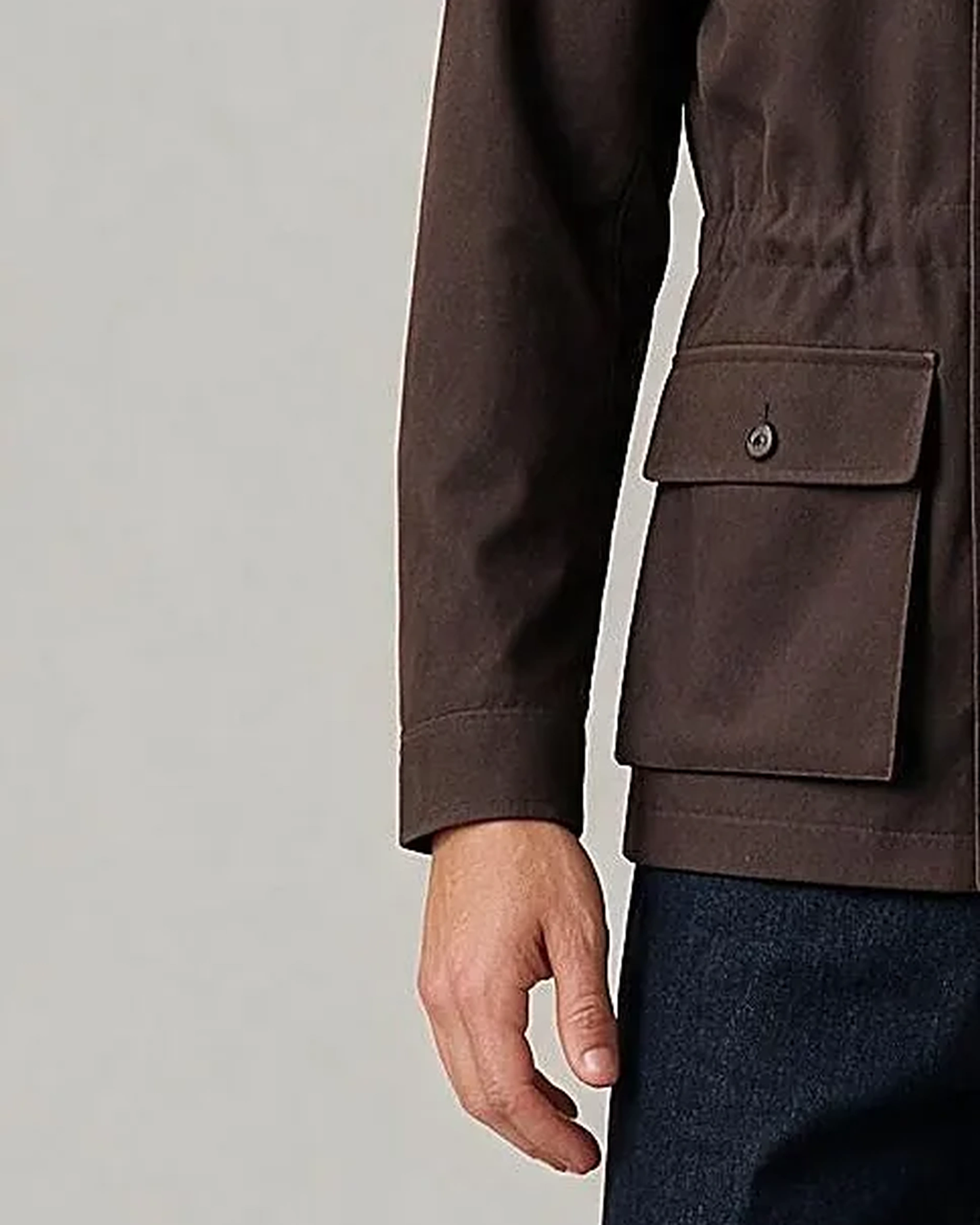Mørkebrun Field jacket, detalje af manchetten