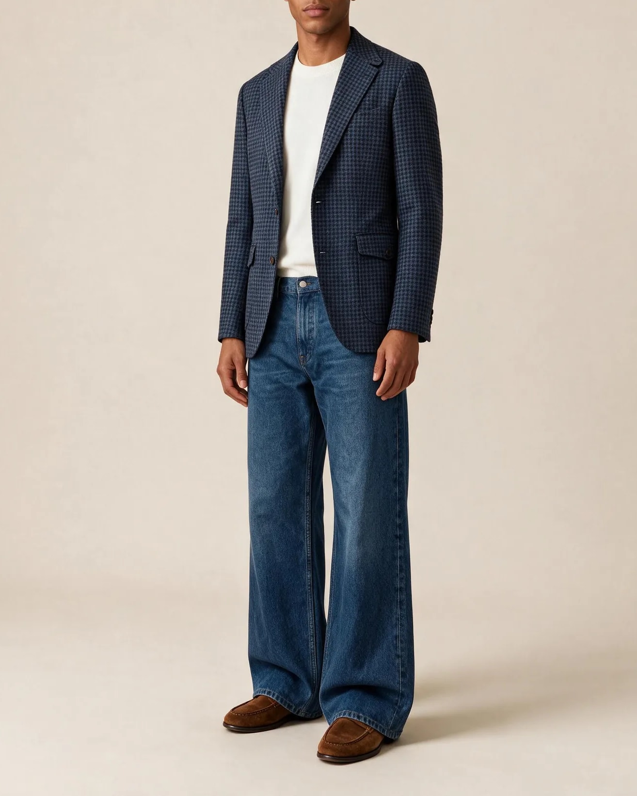 Mørk marineblå houndstooth blazer, på model