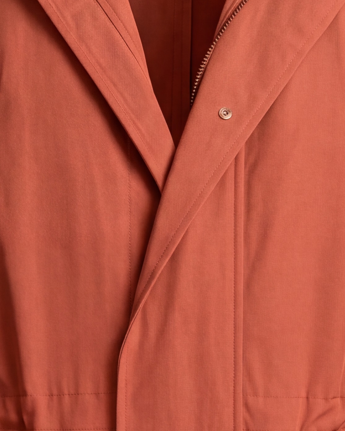 Rødbrun Field jacket med lynlås, set forfra