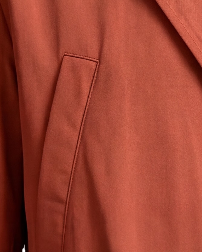 Rødbrun Field jacket med lynlås, nærbillede af materialet