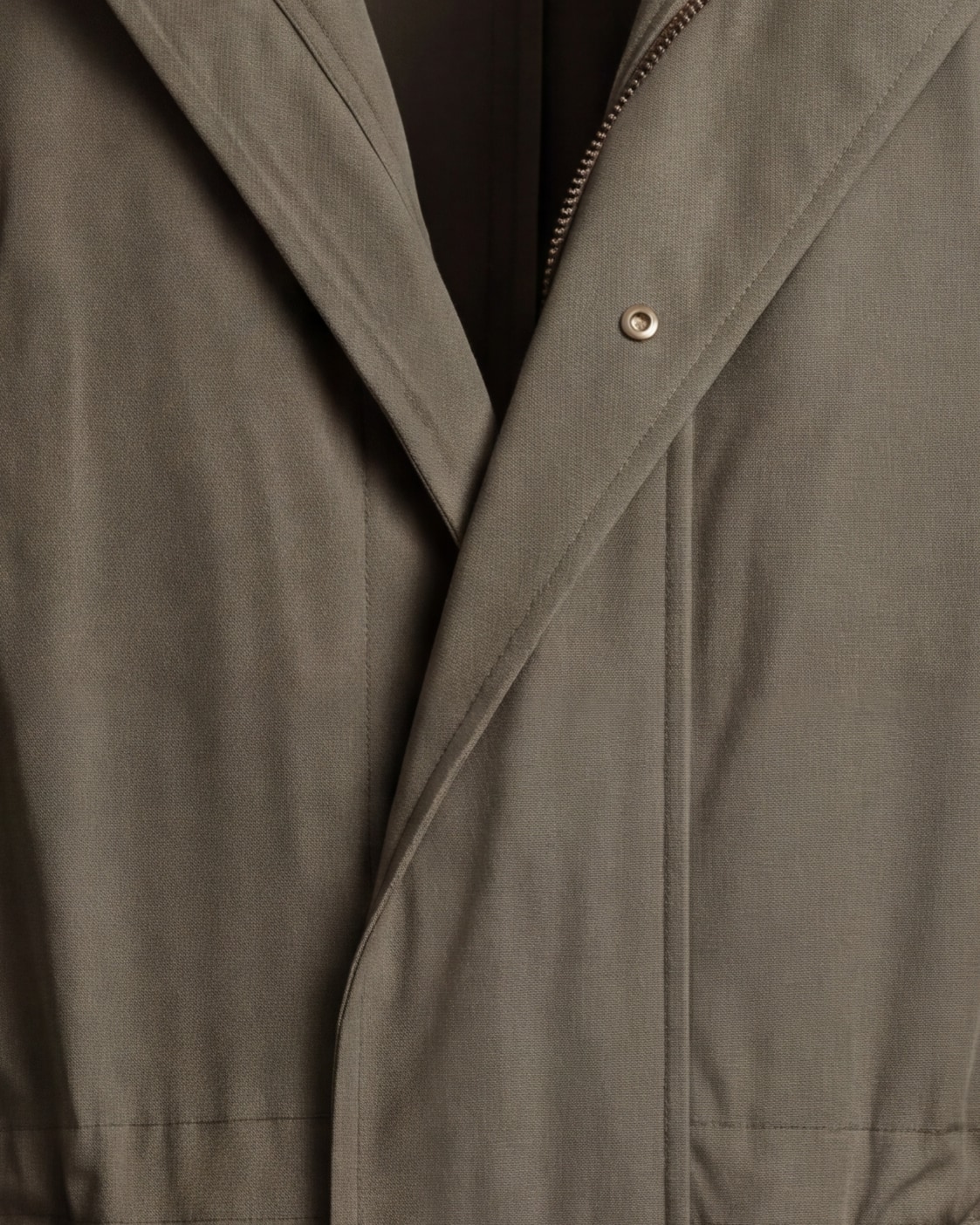 Khakigrøn Field jacket med lynlås, set forfra
