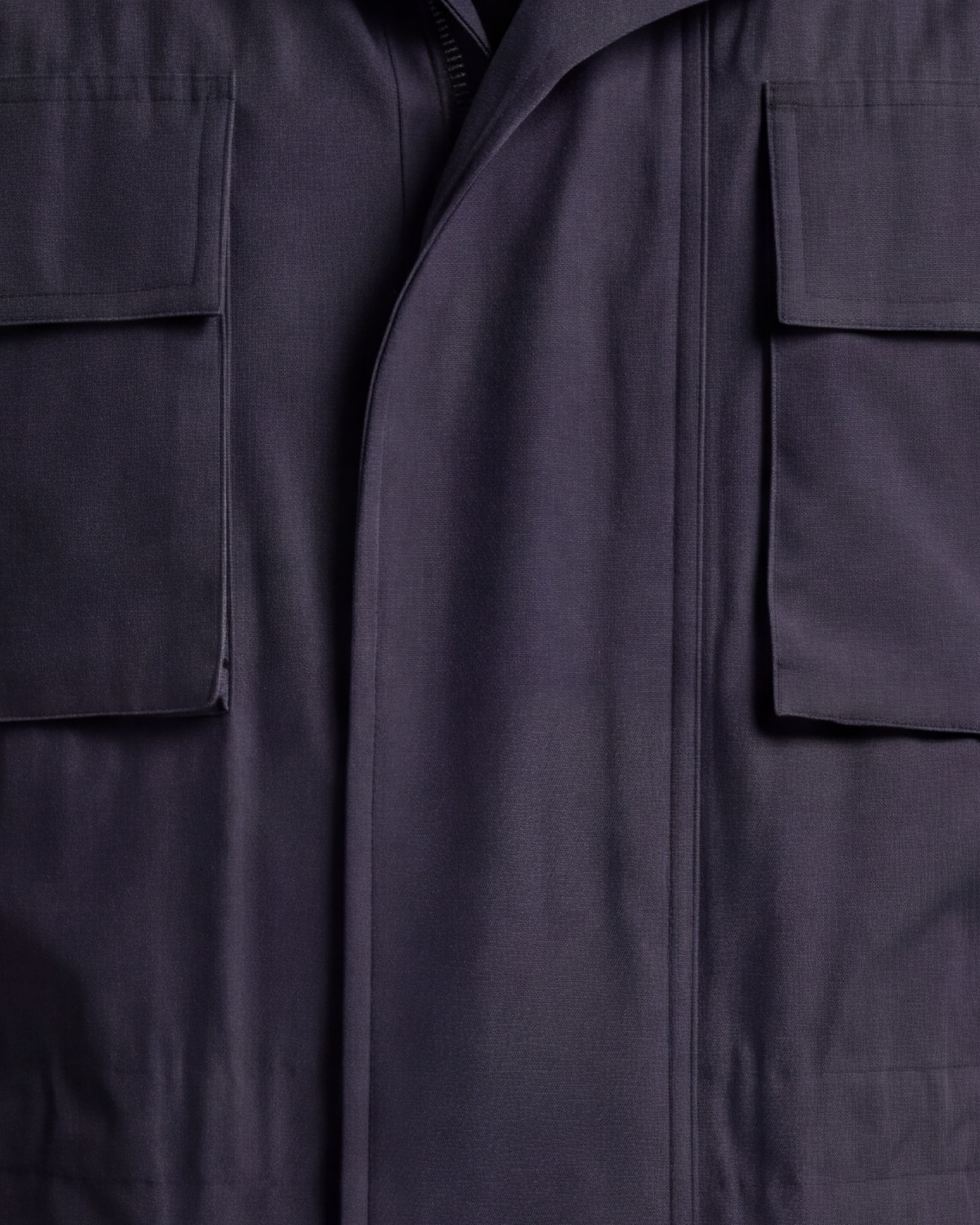 Mørk marineblå Field jacket med ståkrave, set forfra