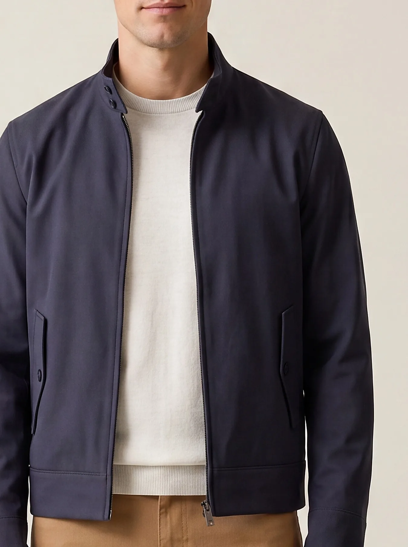 Marineblå vandafvisende Harrington-jakke, detalje af kraven