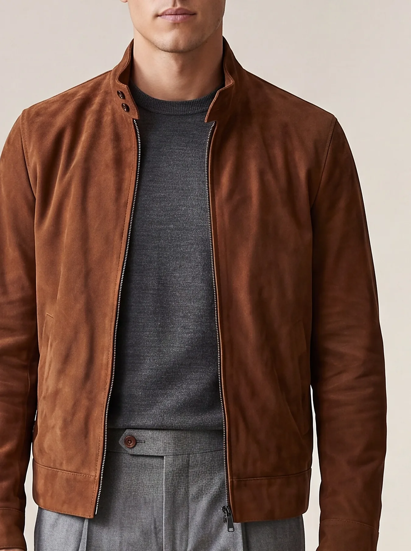Cognacbrun Harrington-jakke i ruskind, detalje af kraven