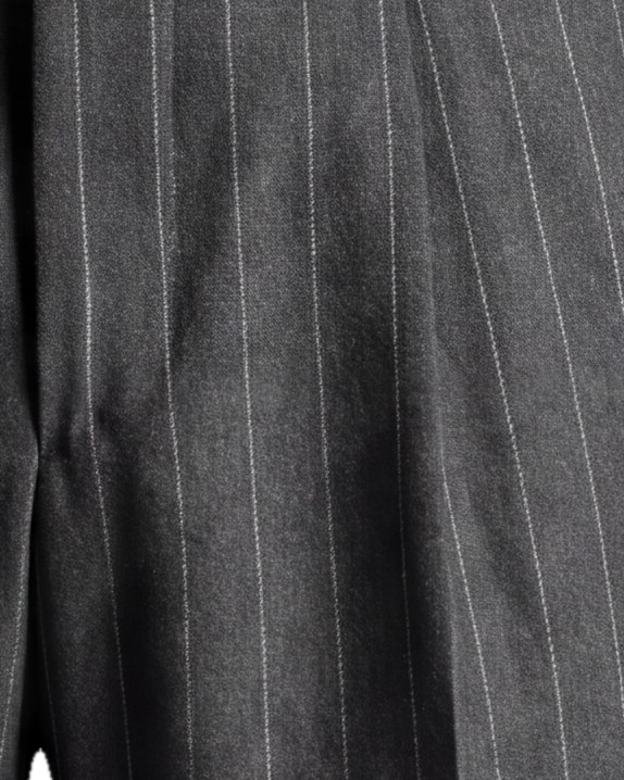 Mørkegrå pinstripe jakkesætsbukser fra HOV Collection, detalje af lommen