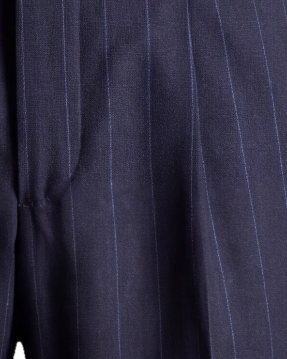 Mørk marineblå pinstripe jakkesætsbukser, detalje af lommen