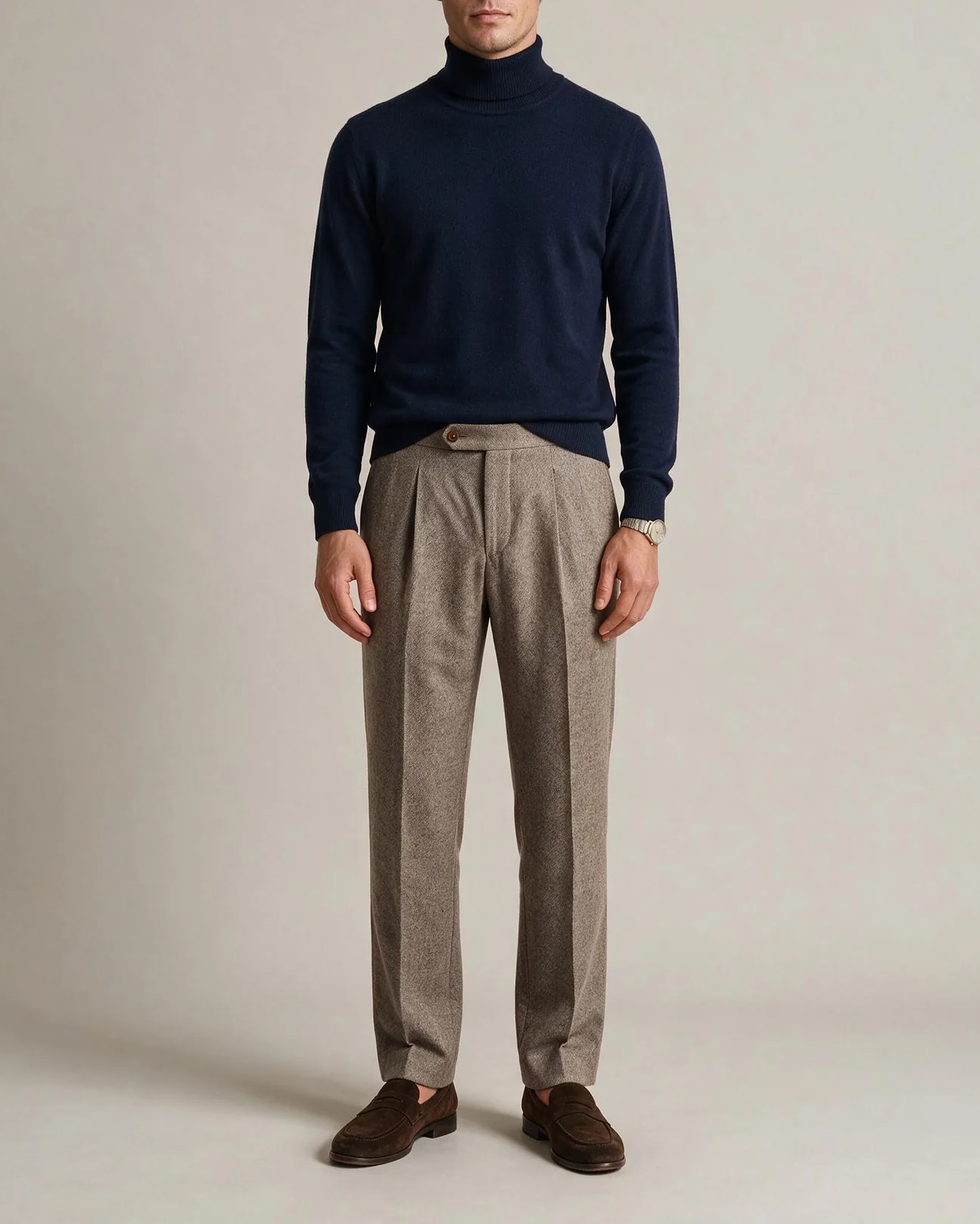 Taupe herringbone jakkesætsbukser fra Drago, på model