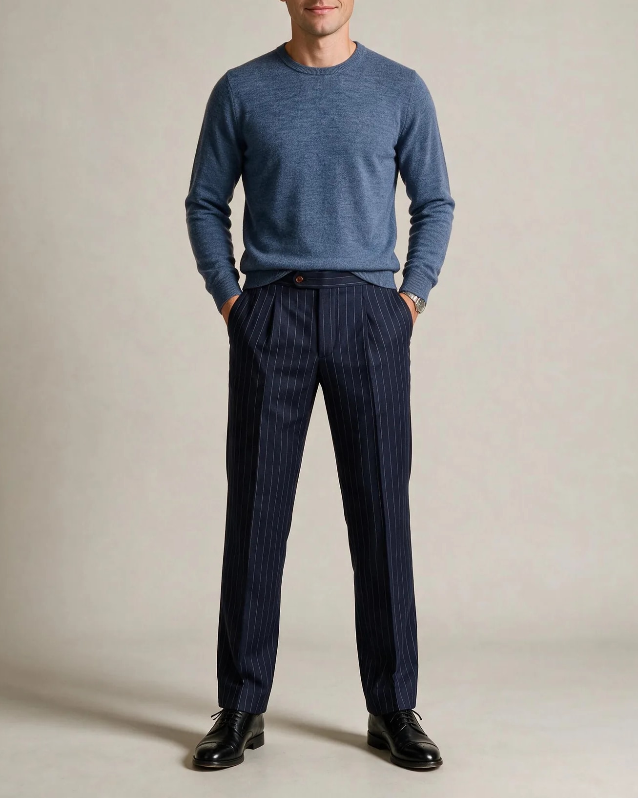 Marineblå pinstripe jakkesætsbukser fra LORO PIANA, på model