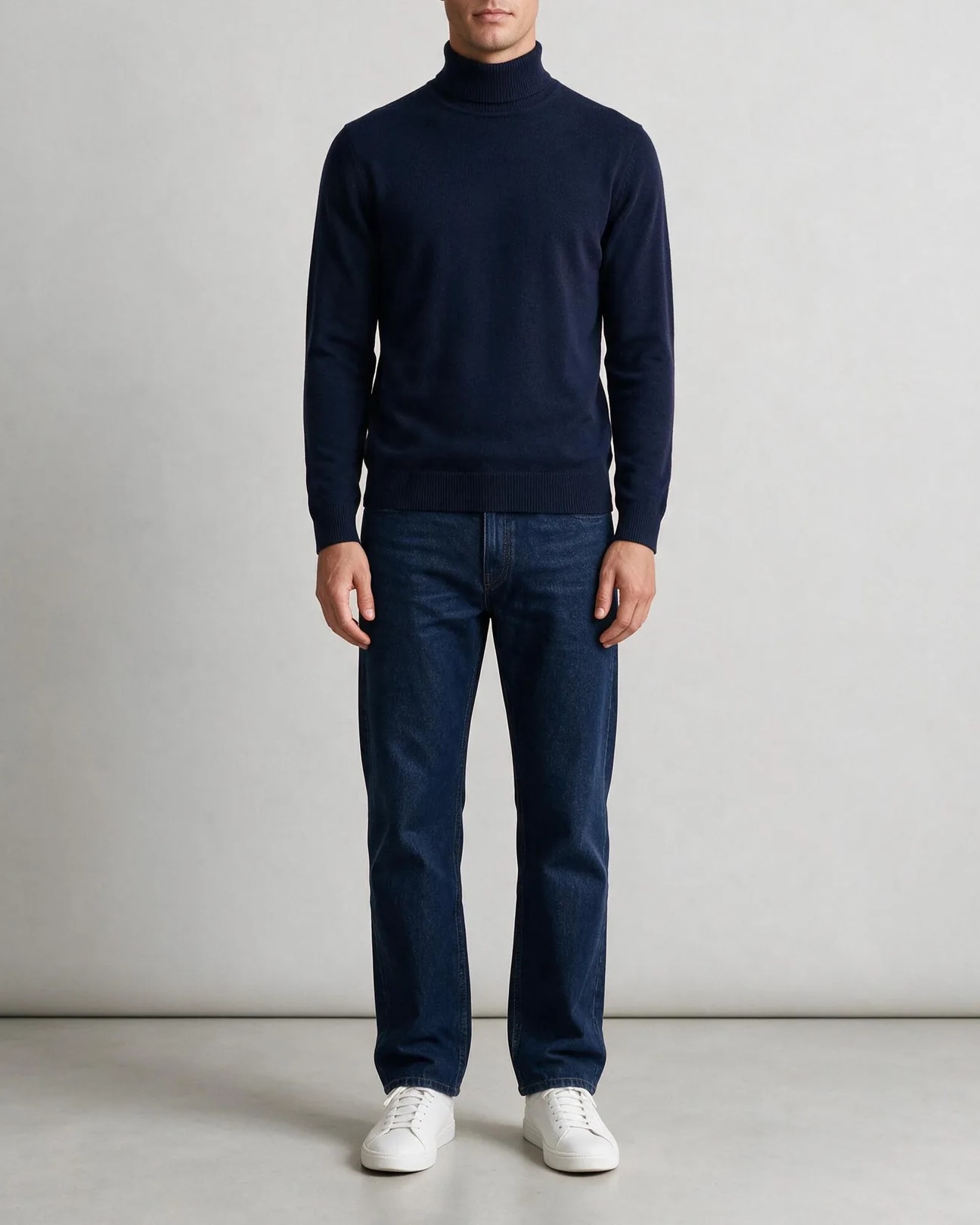 Rå indigo tapered jeans, på model