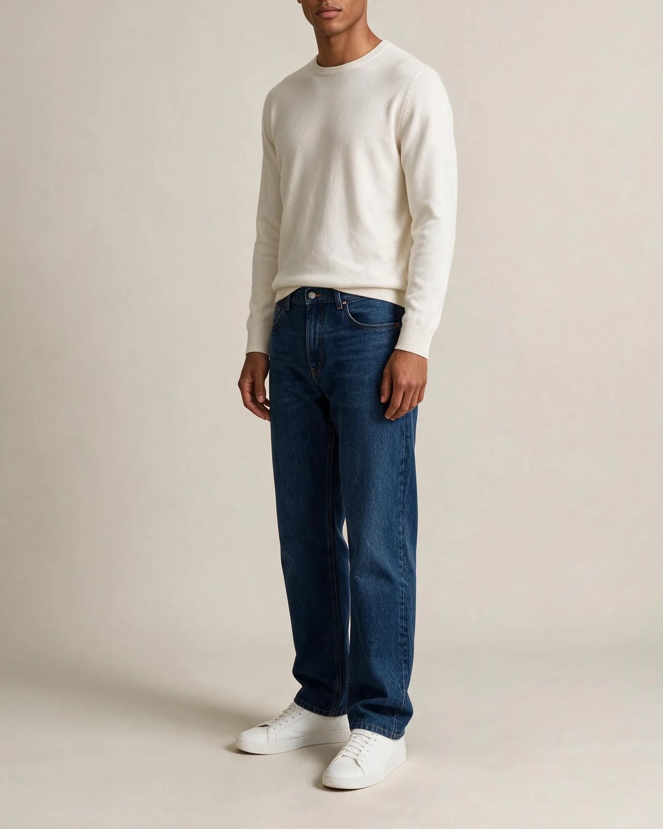 Mørk indigo tapered jeans, på model