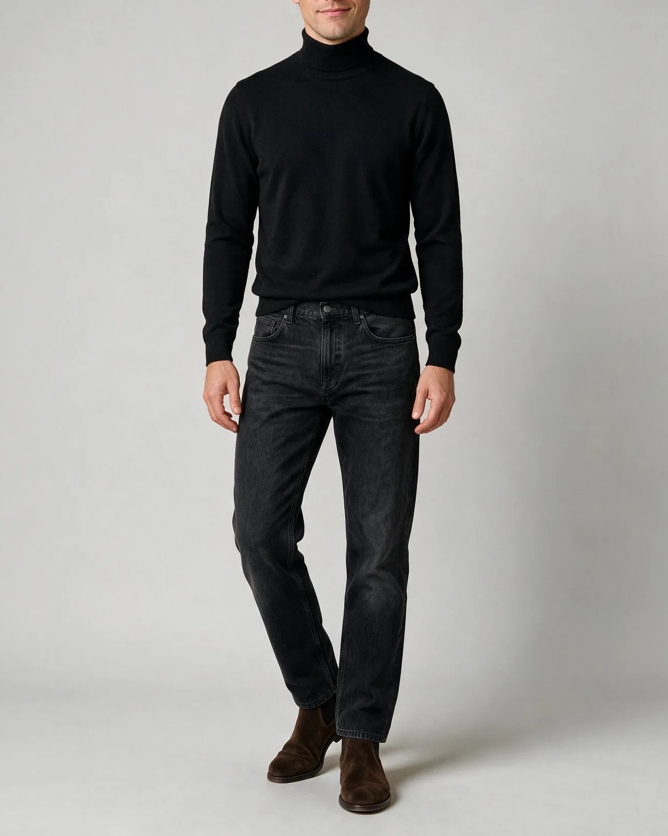 Sort tapered jeans, på model